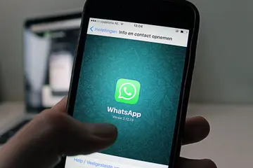aulasdeia.com cover image for Agentes de IA no WhatsApp para vender mais em 2026. Photo by Anton on Pexels.