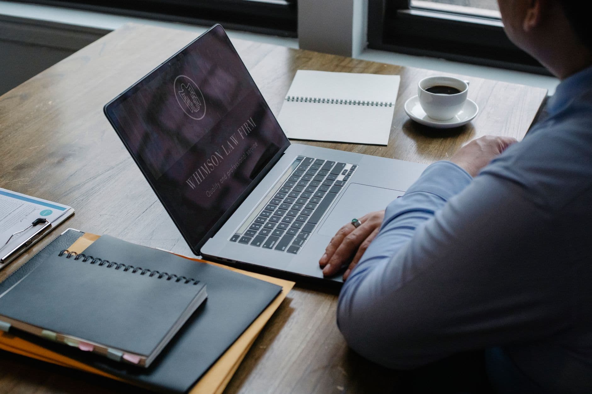 aulasdeia.com cover image for Curso de IA para advogados: o que aprender em 2026. Photo by Sora Shimazaki on Pexels.