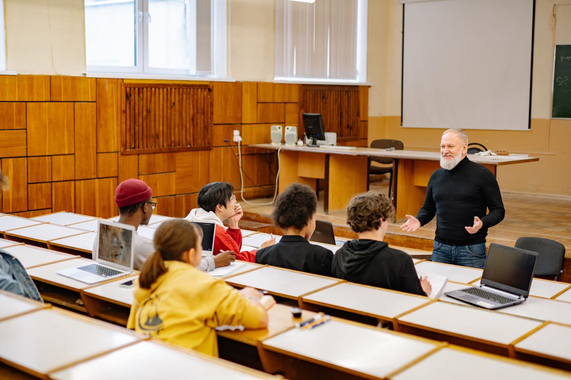 aulasdeia.com cover image for Curso de IA para professores: o que aprender e aplicar. Photo by Yan Krukau on Pexels.