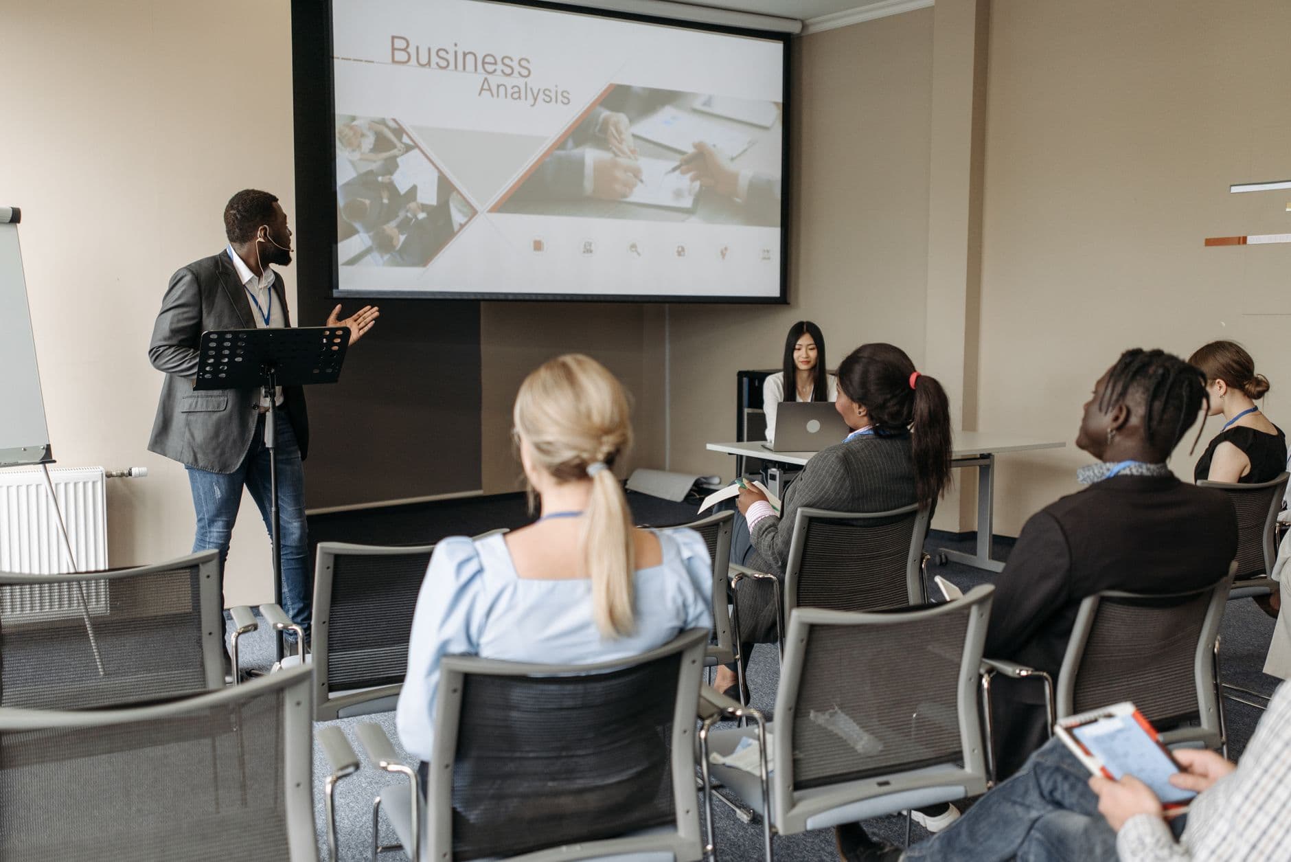 aulasdeia.com cover image for Curso de IA em Porto Alegre: como escolher em 2026. Photo by Pavel Danilyuk on Pexels.