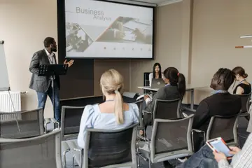 aulasdeia.com cover image for Curso de IA em Porto Alegre: como escolher em 2026. Photo by Pavel Danilyuk on Pexels.