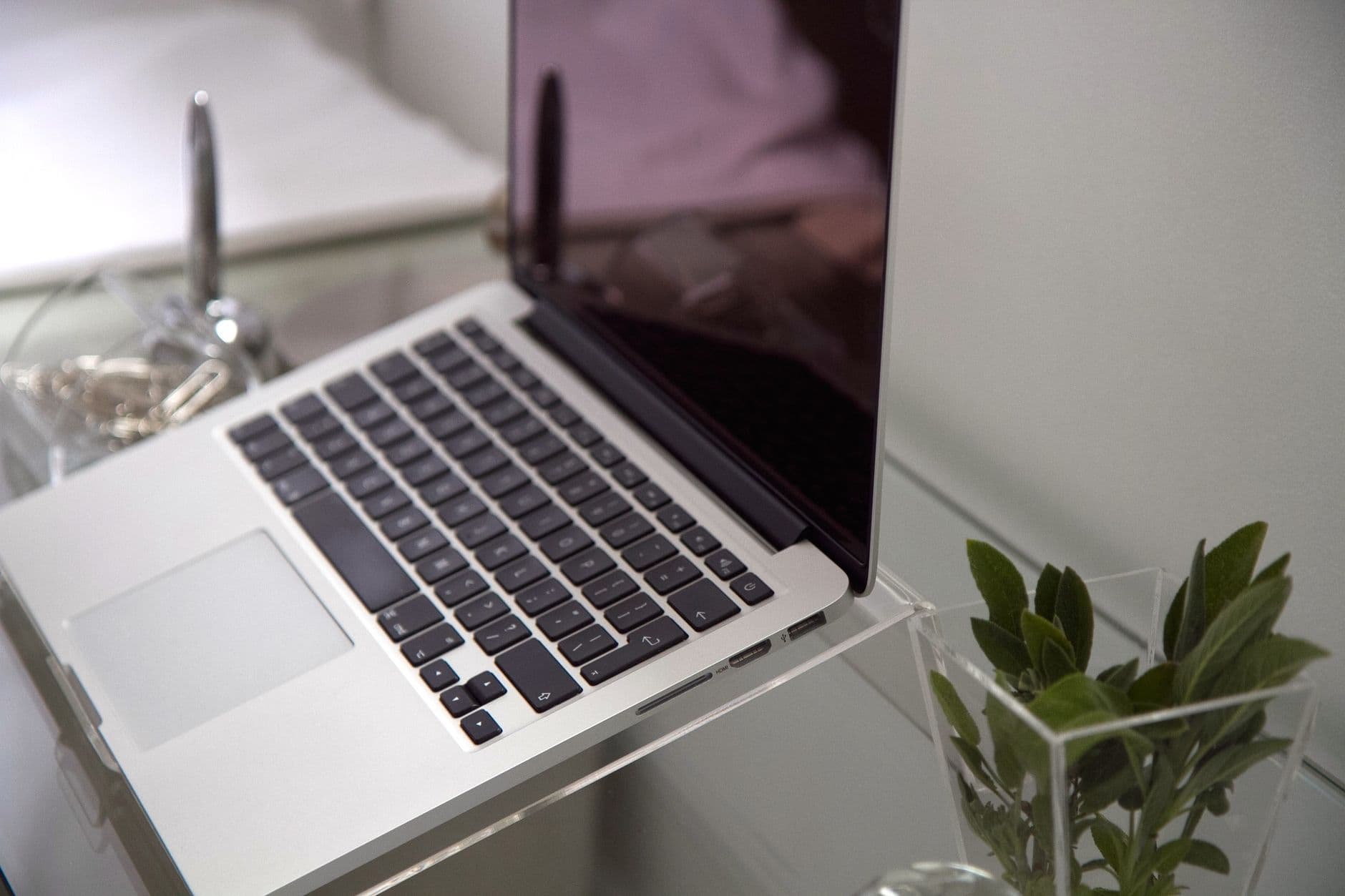 aulasdeia.com cover image for Gemini ou Grok em 2026: qual usar no estudo e trabalho. Photo by Karina Finger on Pexels.