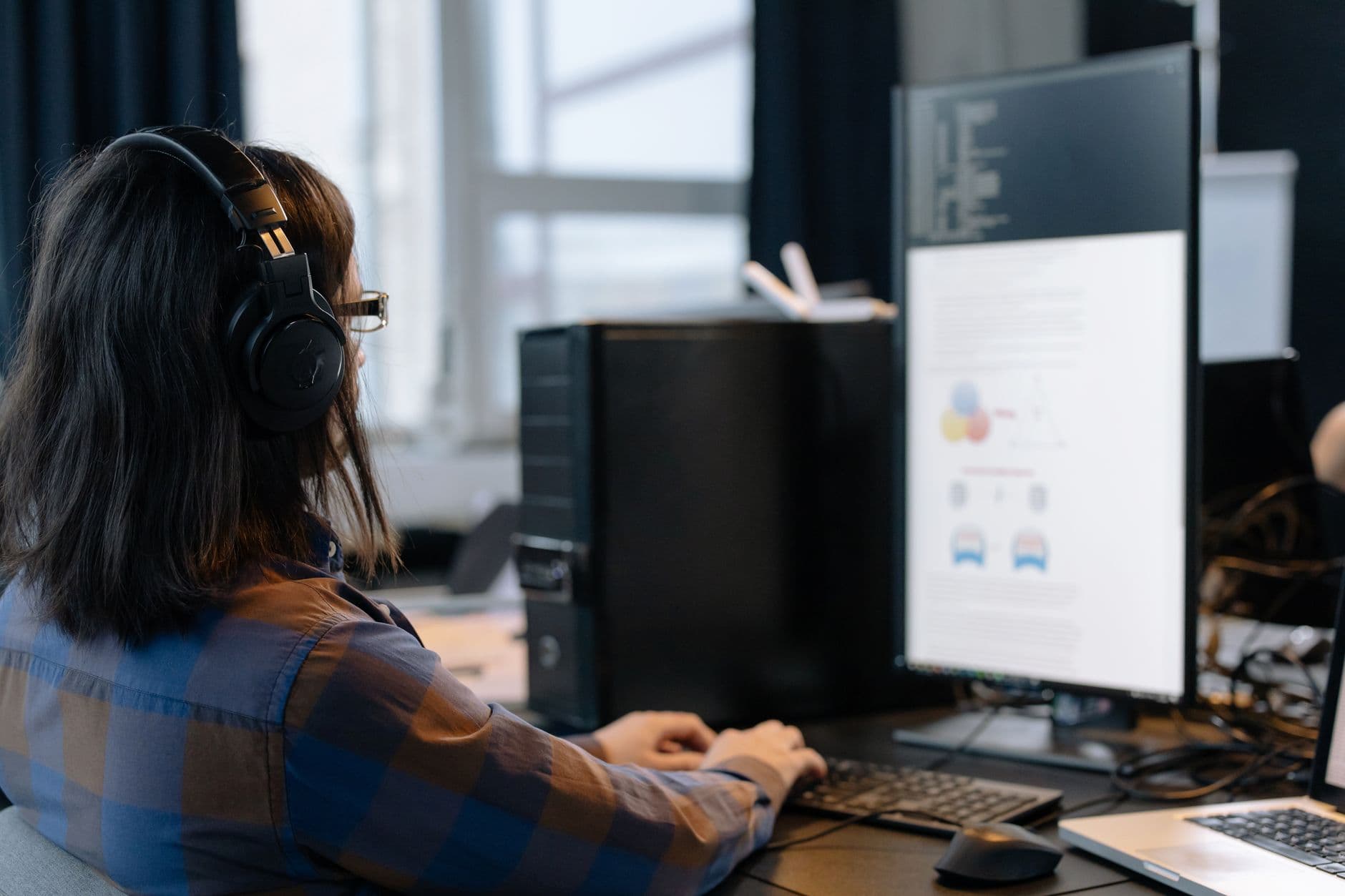 aulasdeia.com cover image for IA para Desenvolvedores em 2026: Workflow Seguro. Photo by cottonbro studio on Pexels.
