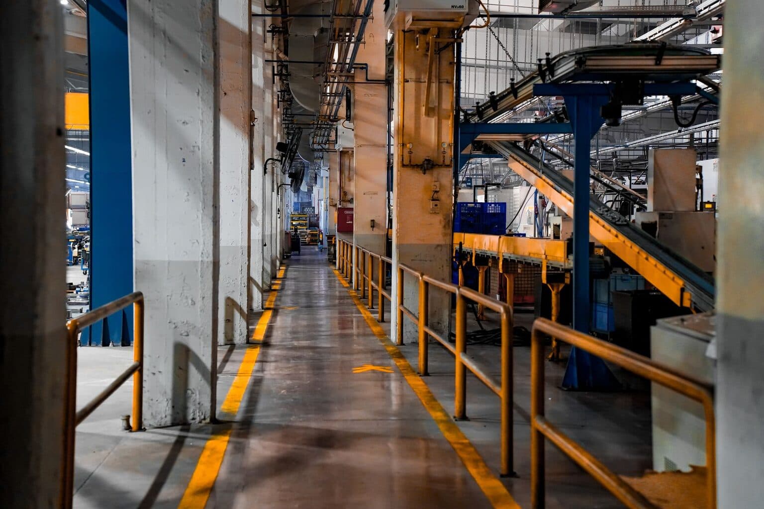 Interior de fábrica moderna com esteira e estrutura industrial