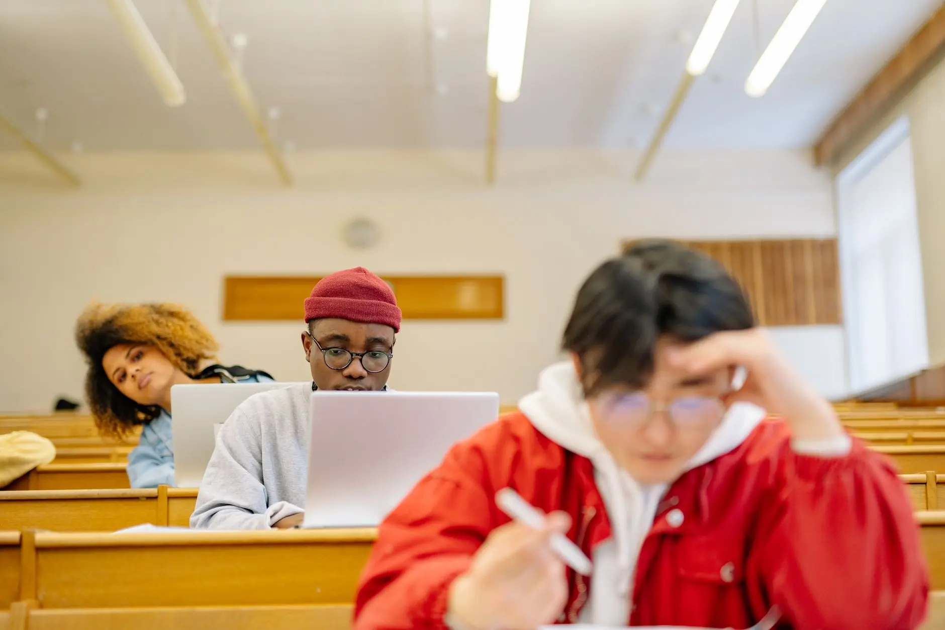 Estudiante usando inteligencia artificial como tutor sin depender de las respuestas