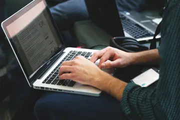 Estudiante mexicano organizando un plan de aprendizaje de inteligencia artificial