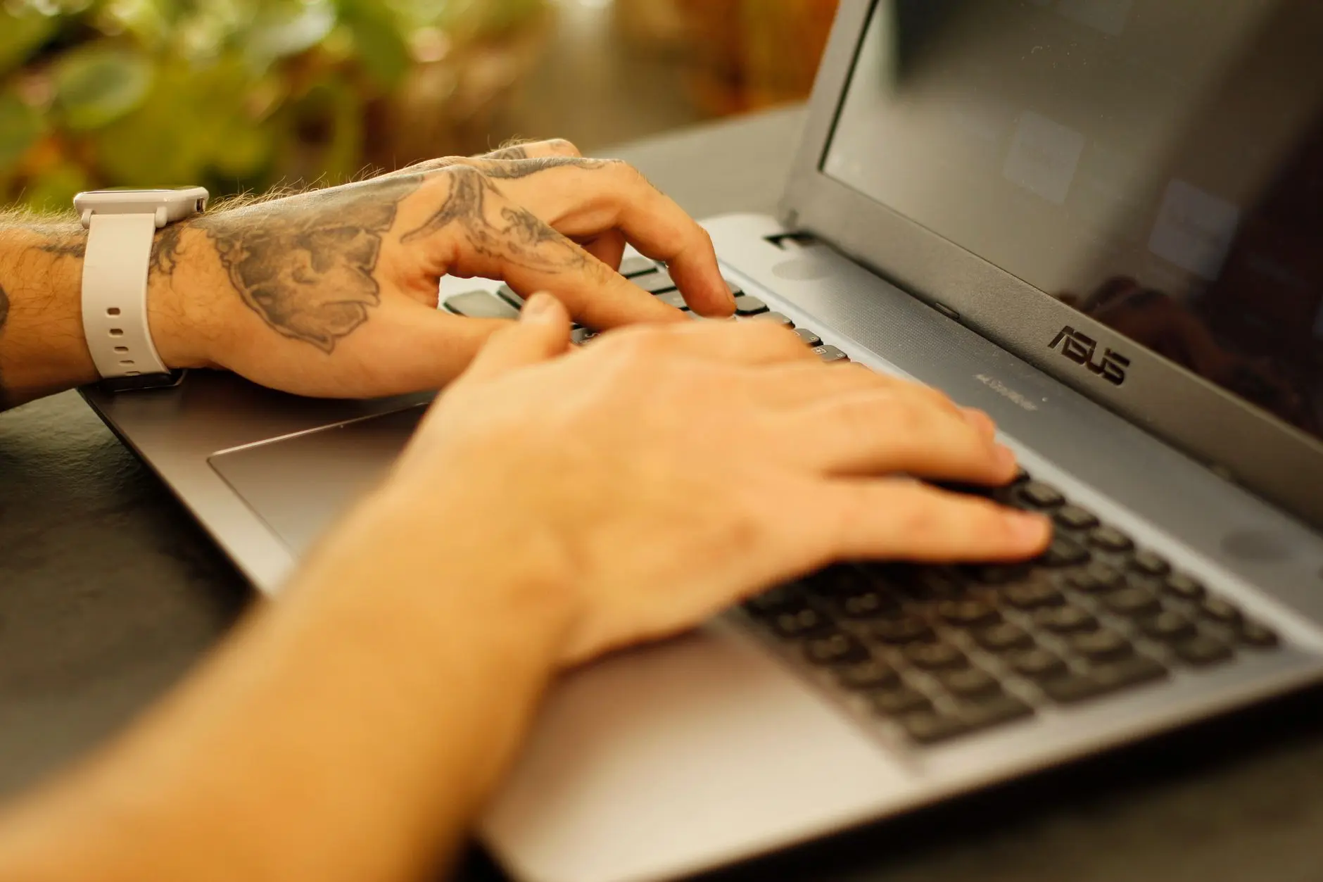 Persona aprendiendo a escribir prompts en su computadora