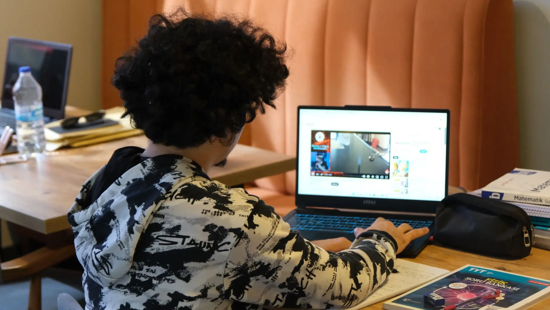 Comparación de los mejores cursos de IA en español para principiantes en 2026
