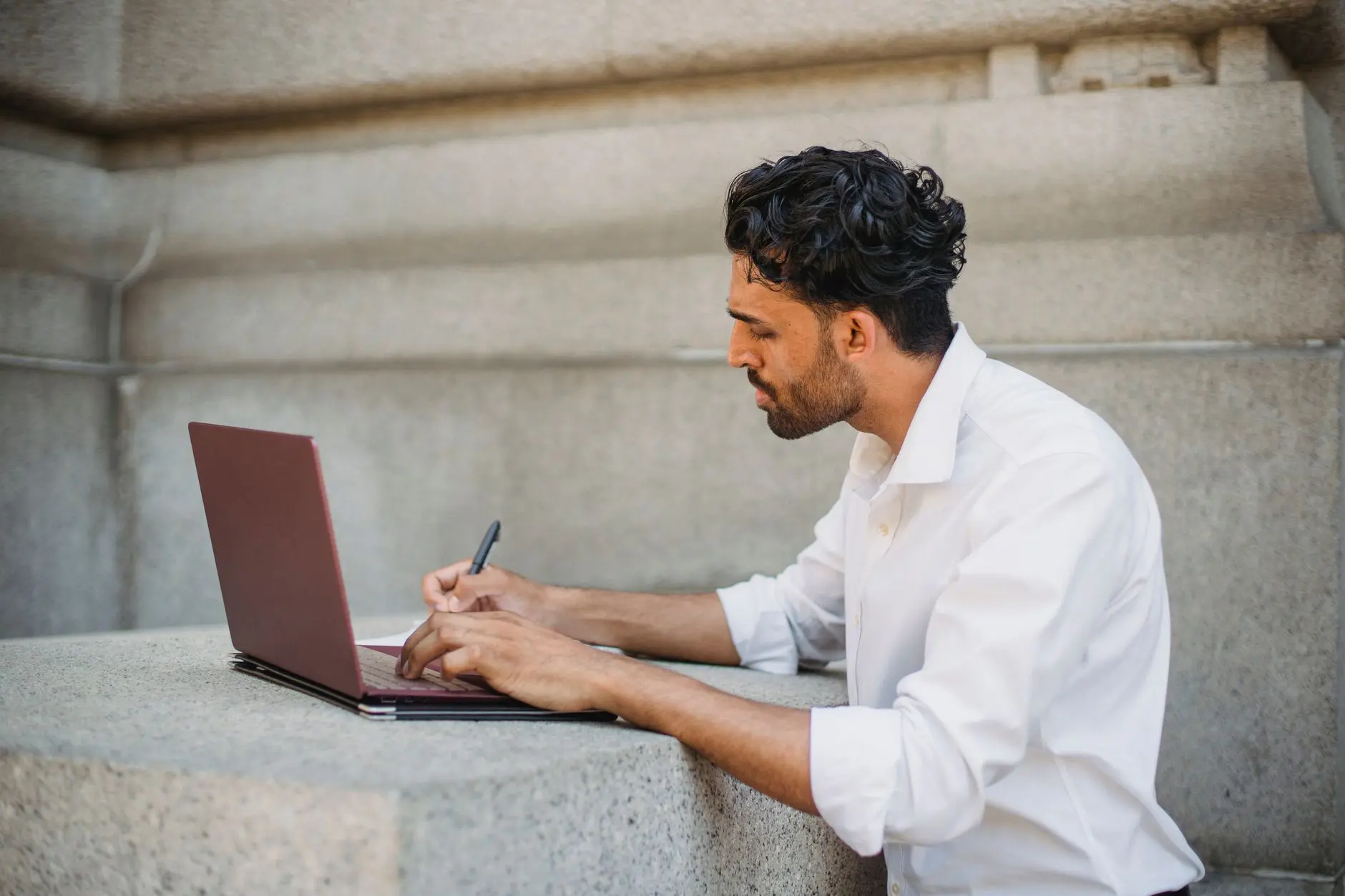Profesional mexicano aprendiendo prompt engineering en su computadora