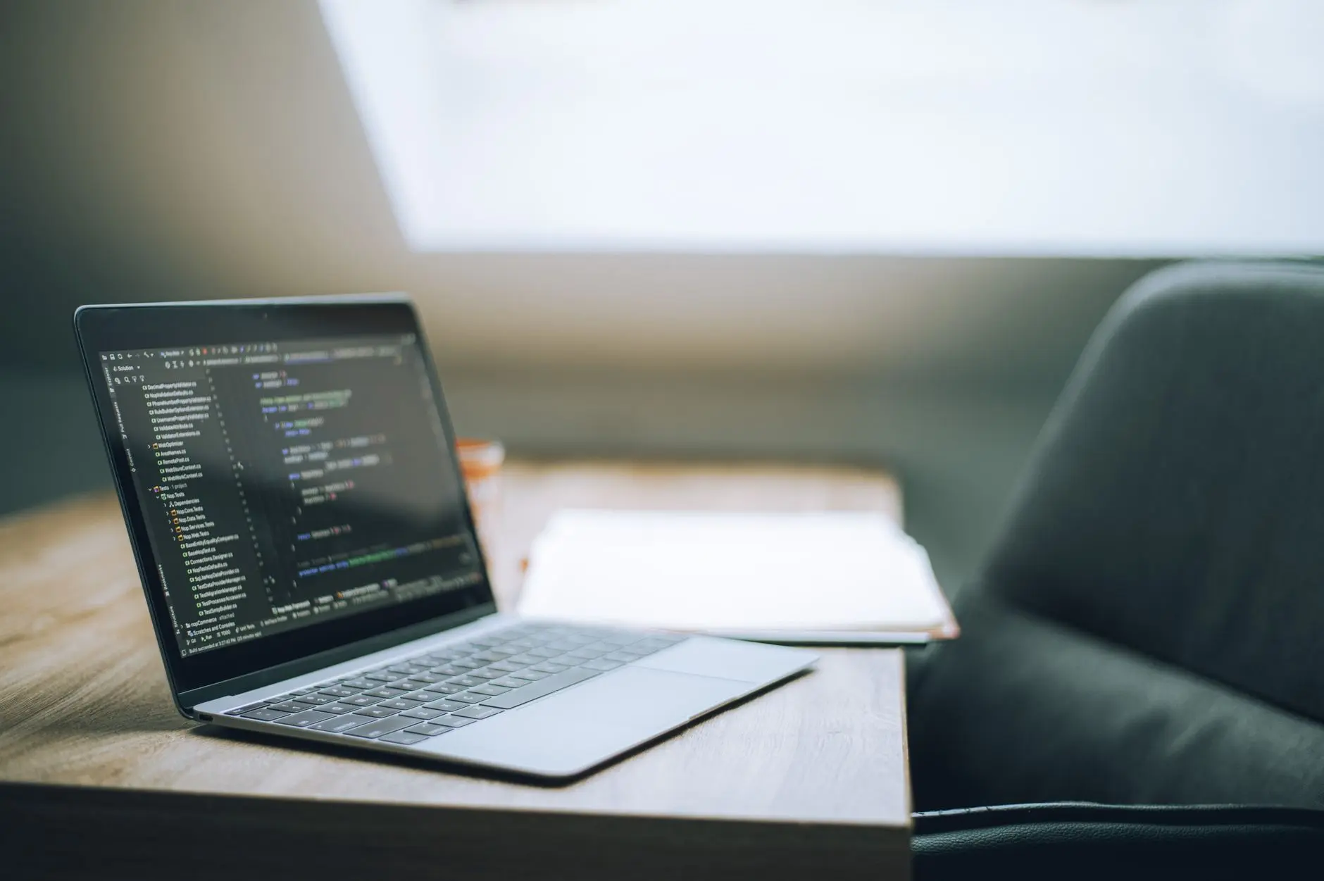 Programador escribiendo código en un portátil